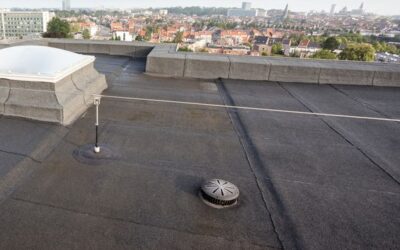 How does a flat roof drain?