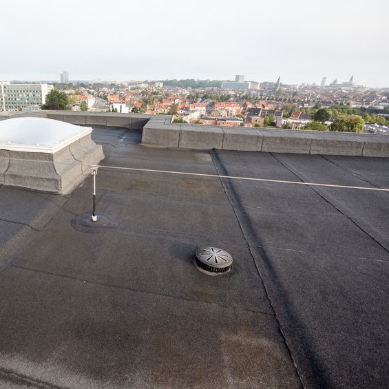 How does a flat roof drain?